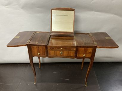 null Dressing table made of wood and veneer on curved legs

Partly from the Louis...