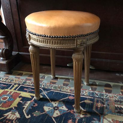 null 
Piano stool Louis XVI style

H: 50 - Diam: 38 cm

Lot sold as is, some leather...