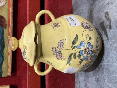 null Pot à vinaigre décor floral, fond jauneVers 1800