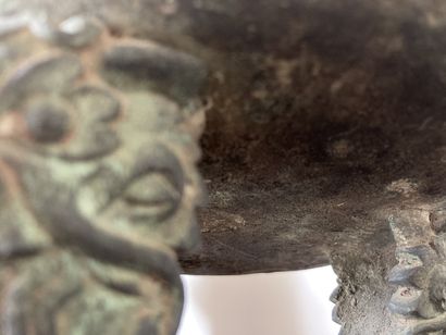 null CHINEB Bronze perfume burner in patinated bronze archaic styleLate 19th century

H:...