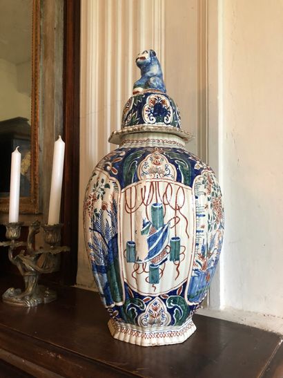 null 
DELFT Paire de vases potiches XIXème siècle (éclats, manques et restaurations)

H...