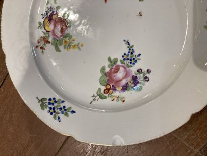 null 
Lot de cinq assiettes en porcelaine à décor floral, au revers marque en rouge...