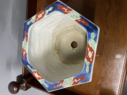 null Lot à décor Imari comprenant une coupe (D: 14,5 cm), cache pot (H: 18 cm) et...