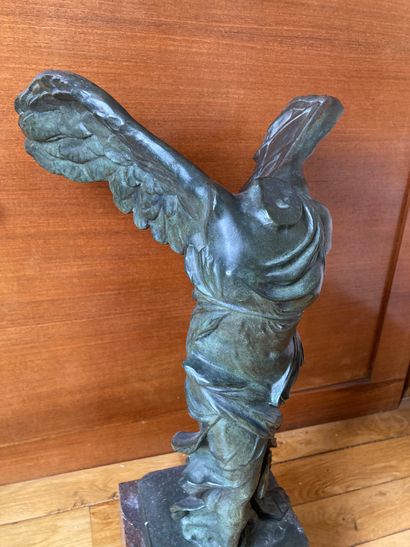 null Victoire de Samothrace en bronze1937, prix de la presse à Maryse Bastié

H (totale)...
