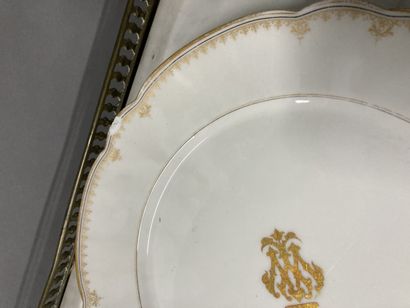 null Lot de 12 assiettes en porcelaine à décor blanc et or avec un monogramme 

Marqué...