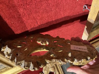 null 
Lot comprenant :paire de pique-cierge en laiton montés, crucifix vers 1700,...