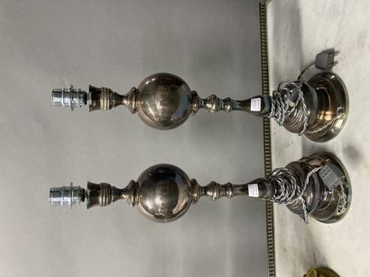 null Deux paires de luminaires modernes

H : 52 et 50 cm

Lot vendu en l'état