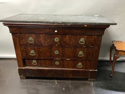 null Lot composed:

Chest of drawers in veneer, many accidents and lacks, marble...