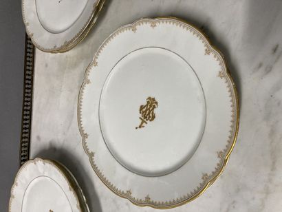 null Lot de 12 assiettes en porcelaine à décor blanc et or avec un monogramme 

Marqué...