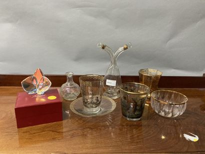 null Lot de verrerie comprenant vases, verres teints, une fleur Baccarat, Huilier...