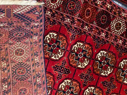 null Lot de trois tapis fond rouge dont deux Boukara

128x48,5 cm 

111x104 - 119x...