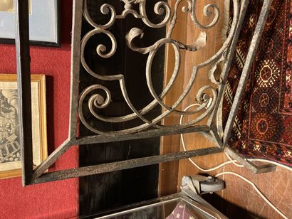 null 
Fireplace grill, railing 18th century

H: 70 - W: 114 cm

Lot sold as is, worn

Caution...