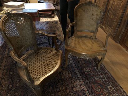 null 
Pair of cane armchairs released

Louis XV period

H: 93 - W: 58 - D: 47 cm

chips...