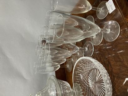 null Large lot of glassware including vases, glasses, salad bowl, ice cube bucket,...
