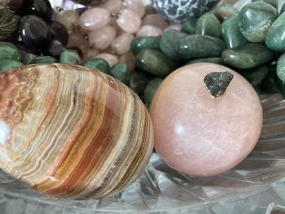 null Batch of trinkets: eggs and bunches of hard stones

It comes with a glass bowl

Eclats

Lot...