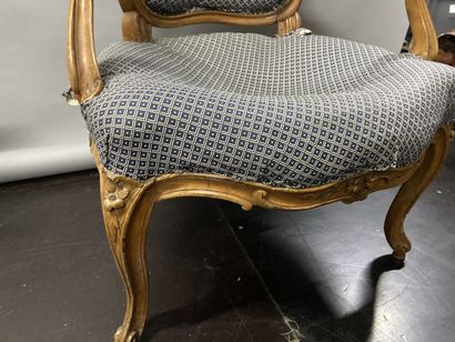 null Paire de fauteuils cabriolet en hêtre naturel 

L'un d'époque Louis XV et l'autre...