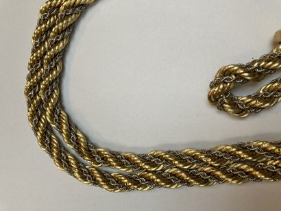 null Un collier fantaisie torsadé doré et argenté 

vendu en l'état