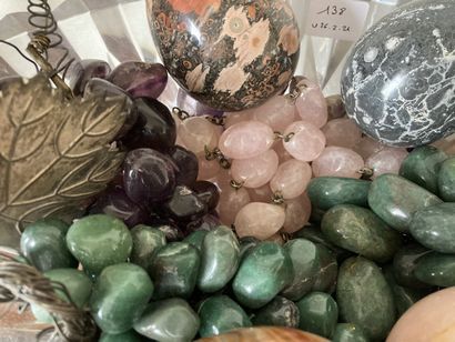 null Batch of trinkets: eggs and bunches of hard stones

It comes with a glass bowl

Eclats

Lot...