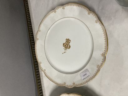 null Lot de 12 assiettes en porcelaine à décor blanc et or avec un monogramme 

Marqué...
