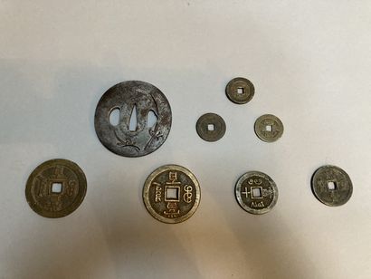 null Batch comprising a tsuba with leaf decoration and seven pieces or token 

Lot...