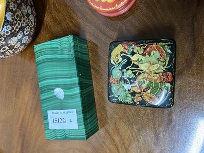 null Lot of trinkets including lacquered boxes in Russian taste, green hard stone...