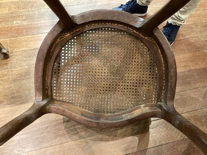 null 
Deux fauteuils et une chaise, moulurésEpoque Louis XV

H : 93 - L : 57 - P...