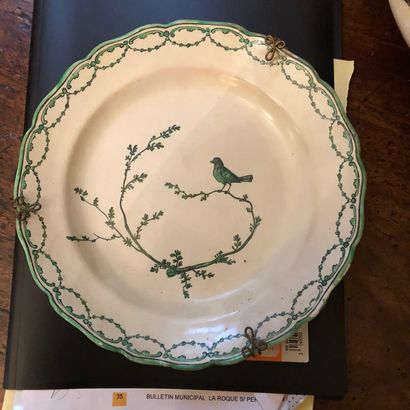 null 
MARSEILLE Earthenware plate with trendy bird green decoration

Diam : 24 cm

Restorations

Lot...
