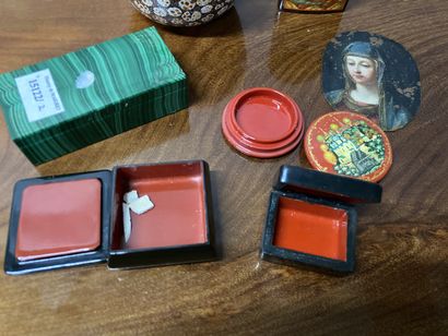 null Lot of trinkets including lacquered boxes in Russian taste, green hard stone...