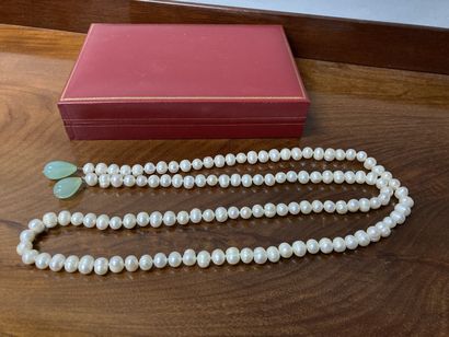 null River pearl necklace with green stone pendants. A golden metal medal is attached

L...