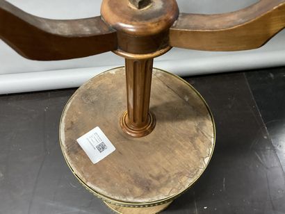 null Tripod pedestal table with two shelves, brass gallery, marble top 

H: 74 -...