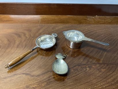 null Silver plated metal set with two tea strainer

(sold as is)