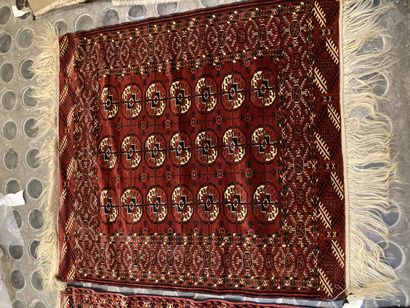 null Lot of three red carpet, two of which are Boukara.

128x48,5 cm 

111x104 -...