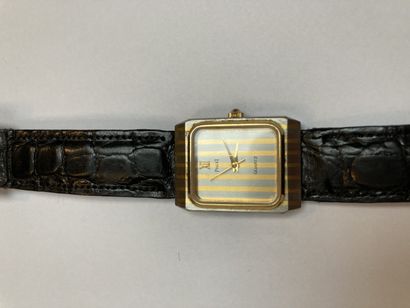null Lot de deux montres La première Dupont Paris avec cadran orné de laque et signée,...