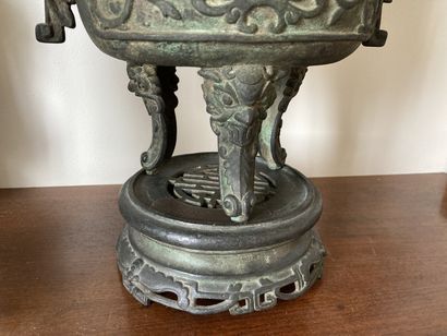 null CHINEB Bronze perfume burner in patinated bronze archaic styleLate 19th century

H:...