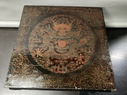 null Lacquered square coffee table with dragons decoration

H: 37 - W: 69 - D: 70...