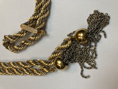 null Un collier fantaisie torsadé doré et argenté 

vendu en l'état