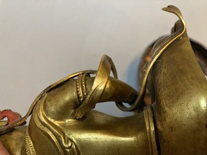 null 
Bouddha en cuivre à décor d'incrustations




Traces de polychromie 




H...