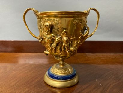 null Cup in bronze and lapis lazuli with bacchanal decoration

H: 14 cm

(sold as...