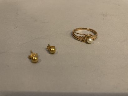 null Set including a pair of 750°/°° gold ear studs, a ring with a 750°/°° pearl,...