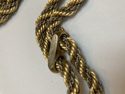 null Un collier fantaisie torsadé doré et argenté 

vendu en l'état
