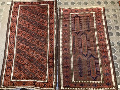 null Batch of two Persian carpets red background with geometric patterns

148 x 90...