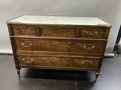 null Chest of drawers with three drawers

Recessed marble 

Louis XVI style, 19th...