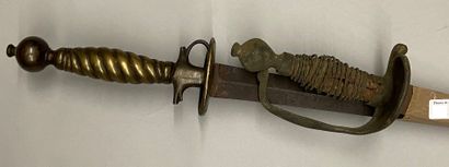 null Deux épées militaires du début du XVIIIe, l'une à garde incomplète, l'autre...