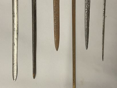 null Six lames d'épée XVIIIe et XIXe.