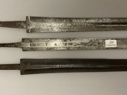 null Trois lames de forte épée XVIIIe, l'une au loup de Passau datée : "1741" et...