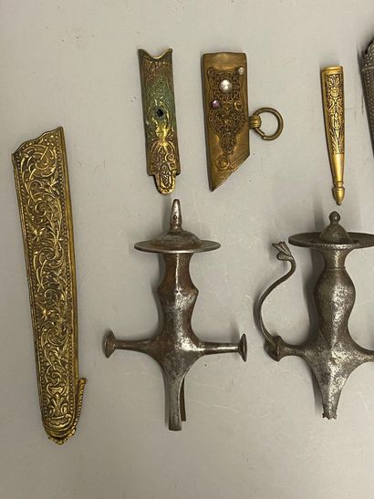 null Lot de quatre gardes de sabres orientaux et pièces diverses.