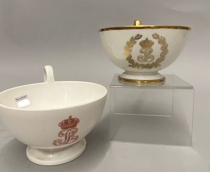 null Une tasse à thé en porcelaine blanche de Sèvres, service des officiers, monogrammée...
