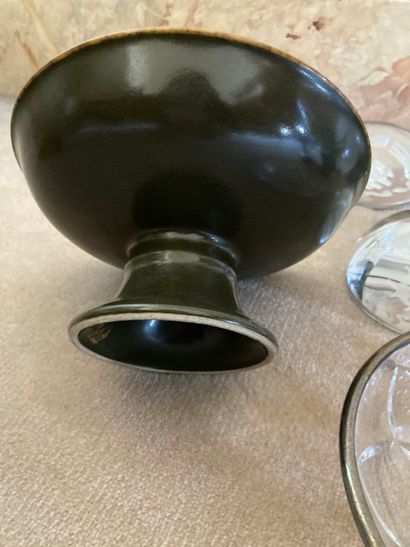 null Ensemble comprenant une coupe sur piédouche en

céramique vernissée noir, vase...
