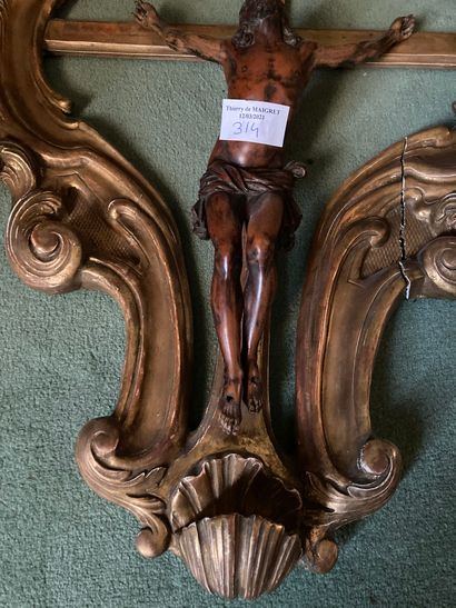 null Crucifix formant bénitier en bois doré et buis

Vers 1800

H totale : 56 cm...