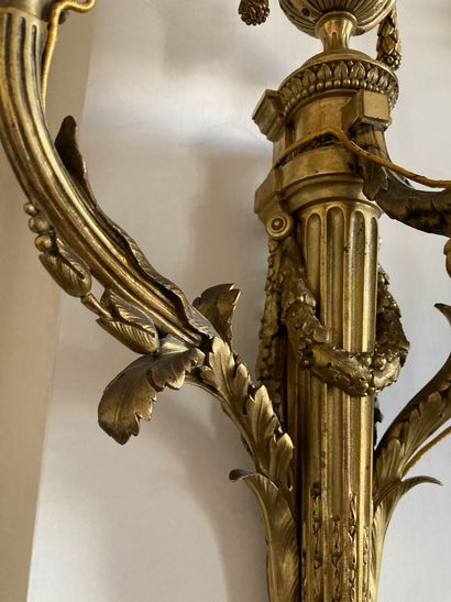 null PAIR OF LOUIS STYLE SCONCES XVI

LATE NINETEENTH CENTURY

In chased and gilded...
